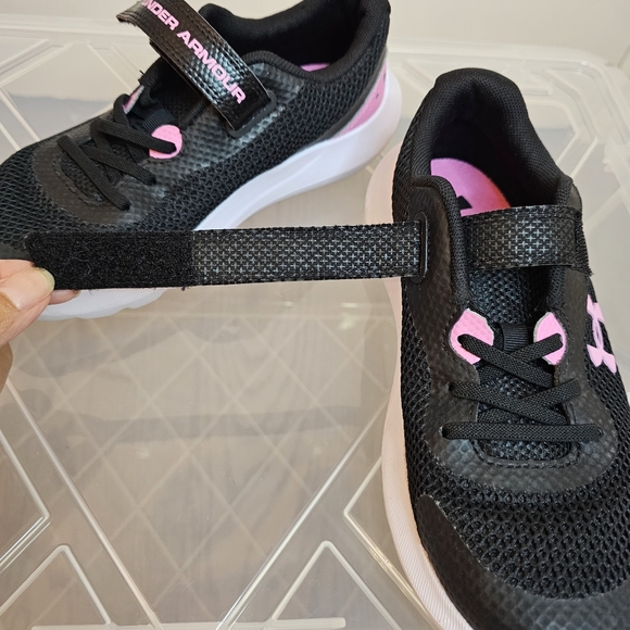 Girls Under Armour black and pink running shoe Size 3Y - Picture 6 of 8